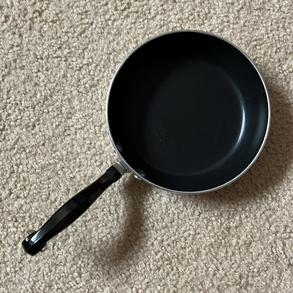Set of 2 Farberware Skillets - Picture 2 of 5